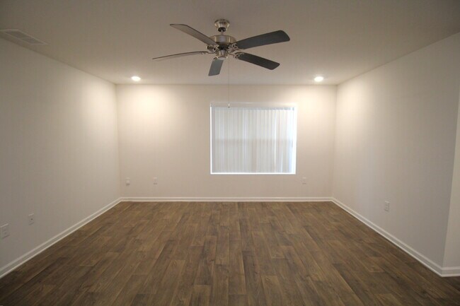 Building Photo - 4-Bedroom Rental in Lakeshore Preserve – Open Floor Plan, Screened Patio, and 2-Car Garage