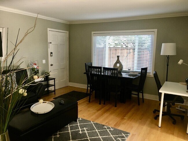 Foto del edificio - 2752 Byron St