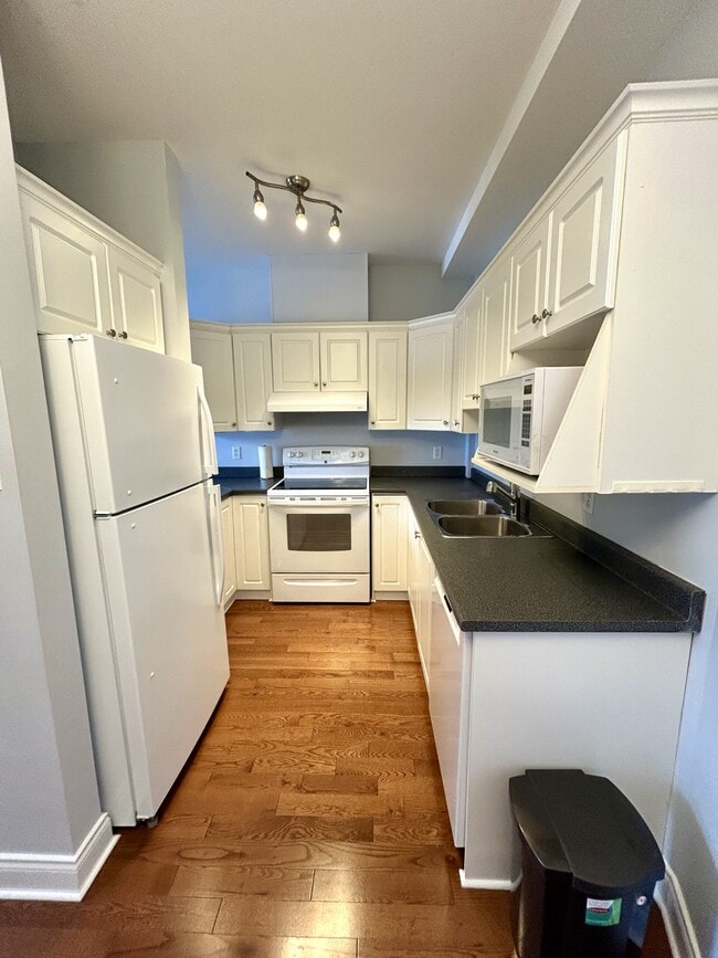 Building Photo - 130 Lemarchant Rd