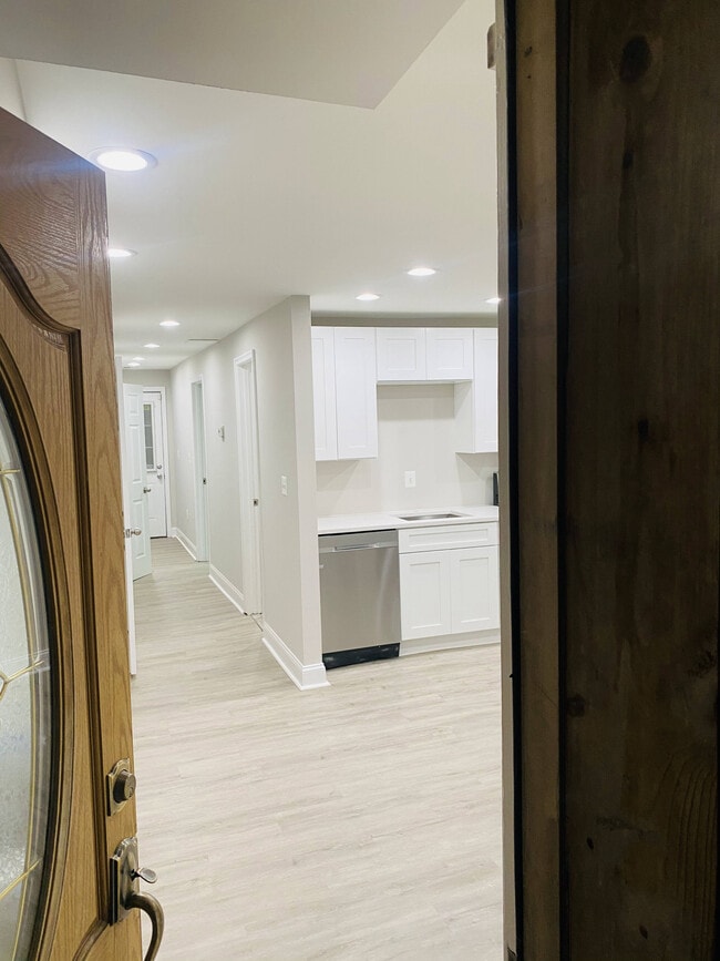 Walk-In - 717 S St NW
