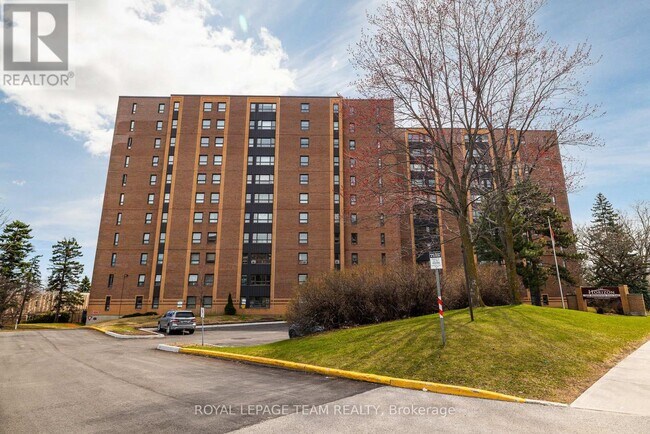 Photo du bâtiment - 1356 Meadowlands Dr E