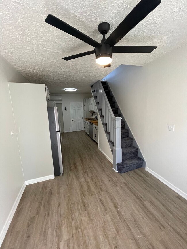 Building Photo - Renovated home on small, perfect little st...