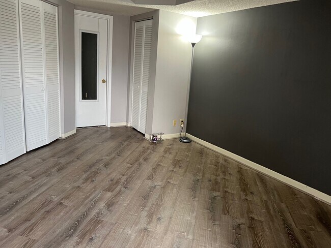 Building Photo - 900 19th Ave S