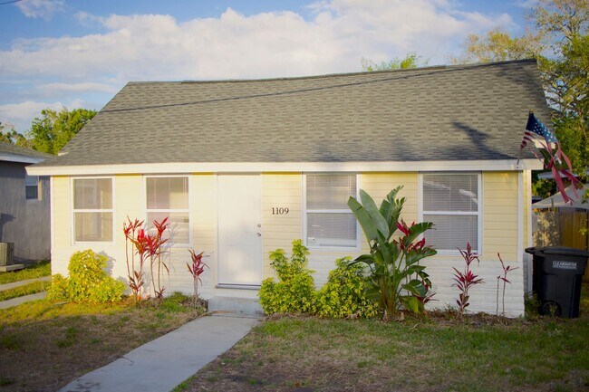 Foto del edificio - Spacious Clearwater Home with Modern Comforts with Private Backyard! 2bed | 1Bed
