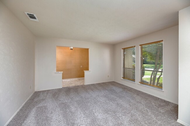 Foto del edificio - SPACIOUS 4 BEDROOM WITH A POOL LOCATED IN ...