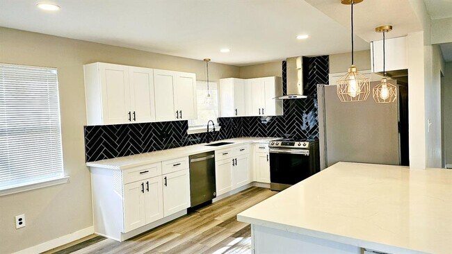 Building Photo - 6023 Claridge Dr