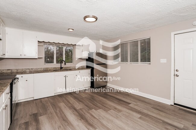 Foto del edificio - 290 Lilly Ave