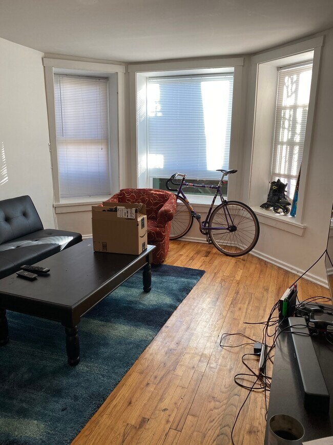 Building Photo - 2341 W Dickens Ave