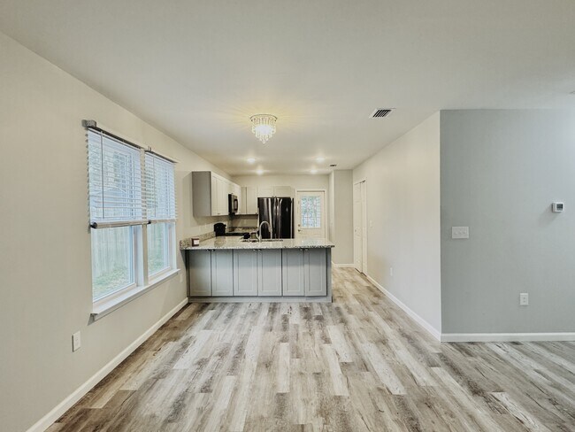Foto del edificio - 704 E Chestnut Ave