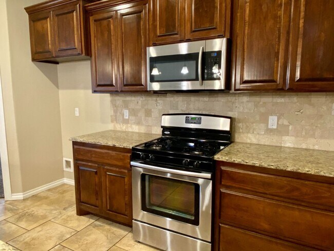 Foto del edificio - Beautiful 4 Bed, 2 Bath in Deer Creek Schools!