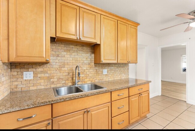 Foto del edificio - 2425 Edison Ave