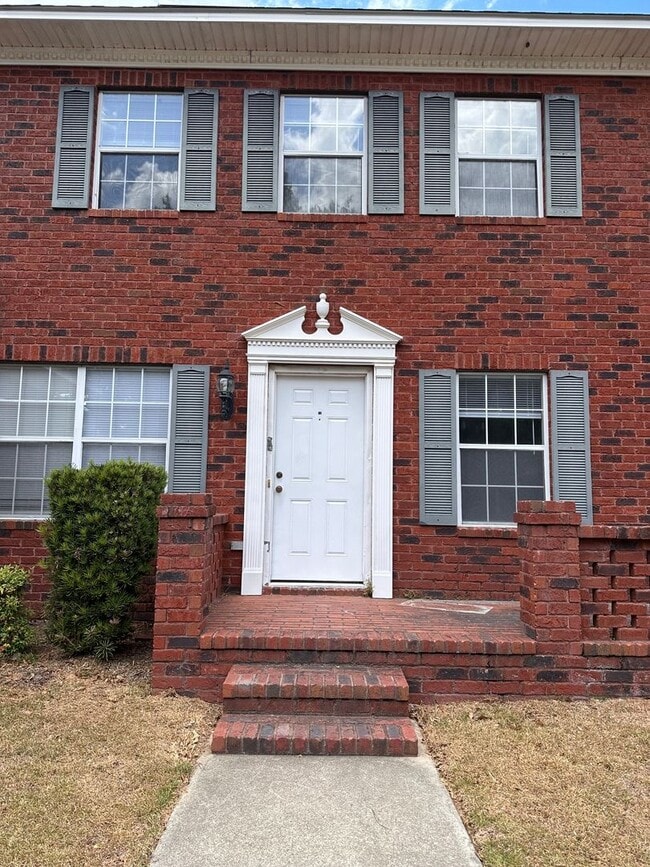 Building Photo - 900 Country Club Rd