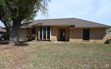 Building Photo - 907 Sugarbush Ln