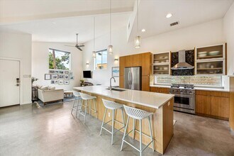 Building Photo - 207 Caney St
