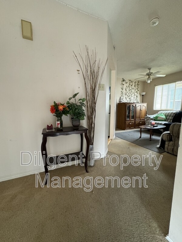 Photo du bâtiment - 1241 Huntington Cir
