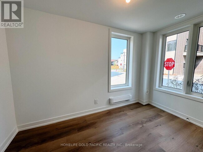 Building Photo - 5 Spruce Pnes Cres