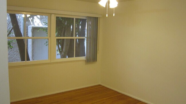 Foto del edificio - 1956-1960 S Beverly Glen Blvd