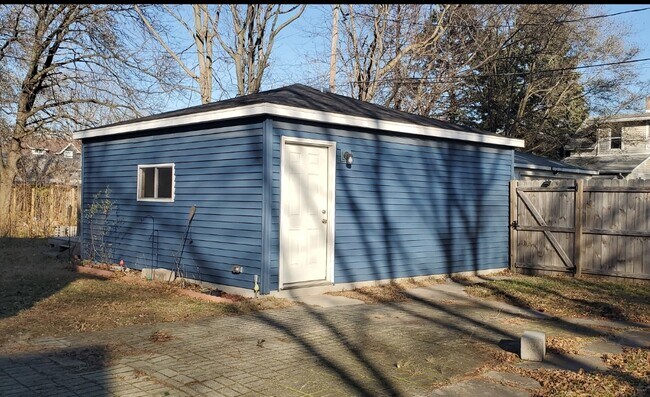 Garage 3 yrs old - 14449 Pohlers Ct