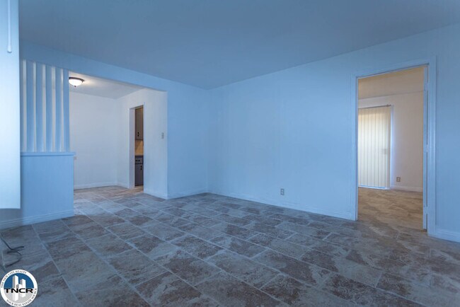 Building Photo - 3 Bedroom | 1 Bath TOWNHOUSE FOR RENT