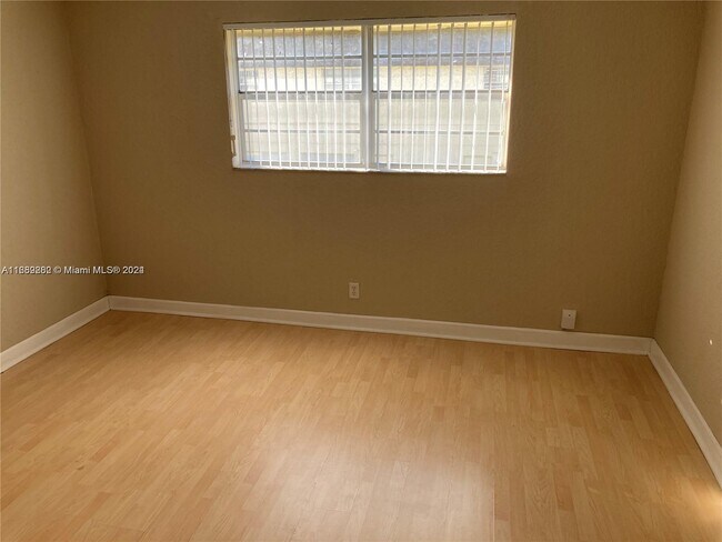 Foto del edificio - 4831-4839 NW 9th Dr
