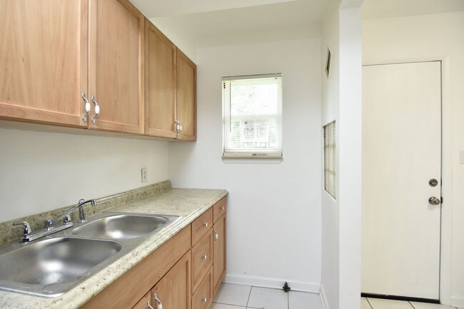 Foto del edificio - Cute 1/1 Near Shands  VA -- LEASE PENDING