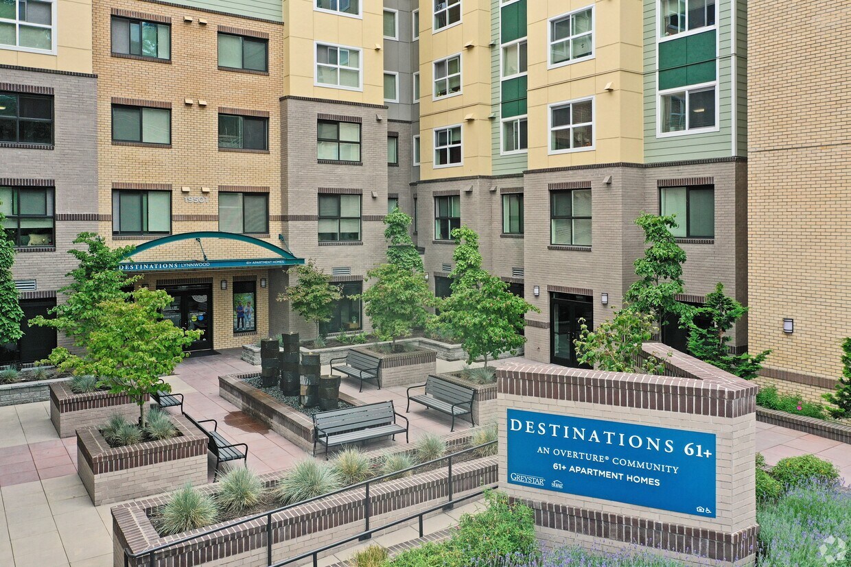 Entrada a la comunidad - Destinations Lynnwood 61+ Active Adult Apartment Homes