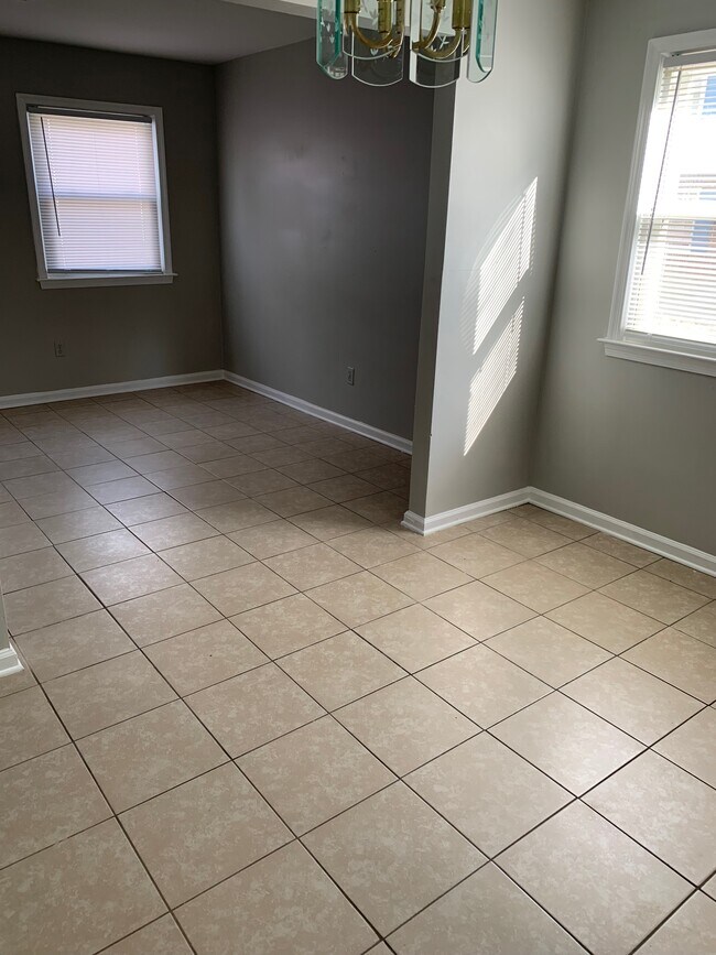 Building Photo - 405 Savage Dr