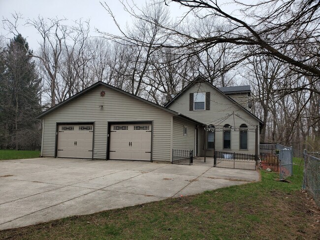 Building Photo - W229S8060 Big Bend Dr
