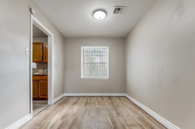 Foto del edificio - 9310 Forest View St