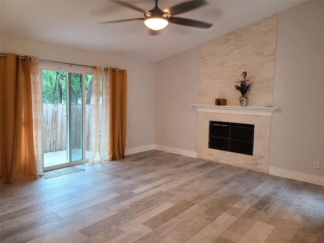 Foto del edificio - 8110 Ceberry Dr