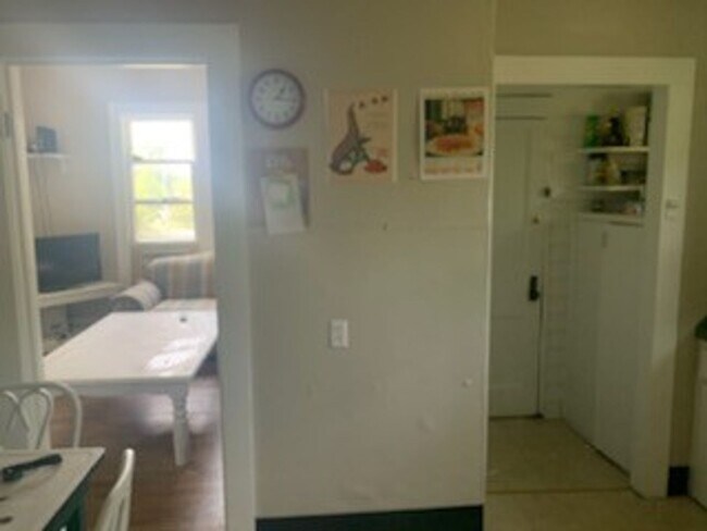 Foto del edificio - 3 bedroom, 2 bath House - Available August...