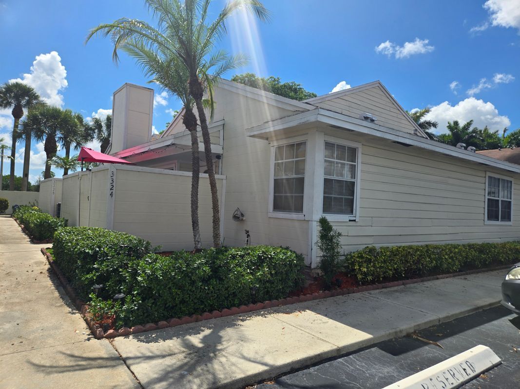 Foto principal - 3324 NW 101st Ave