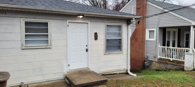 Building Photo - 903 Martin St