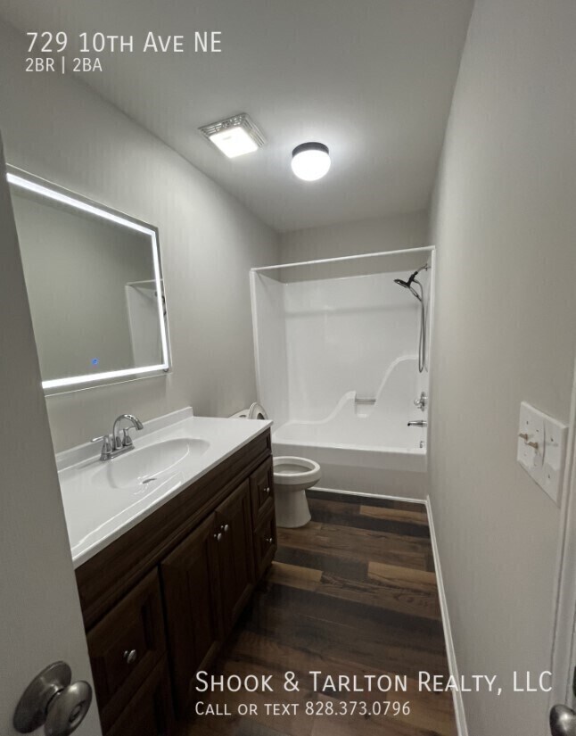 Foto del edificio - 729 10th Ave NE