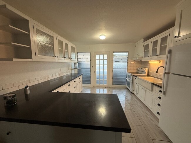 Building Photo - For Rent – 2 Bedroom, 1 Bathroom with Deta...