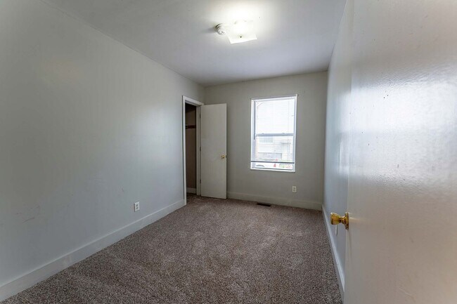 Building Photo - 1300 N 5th St