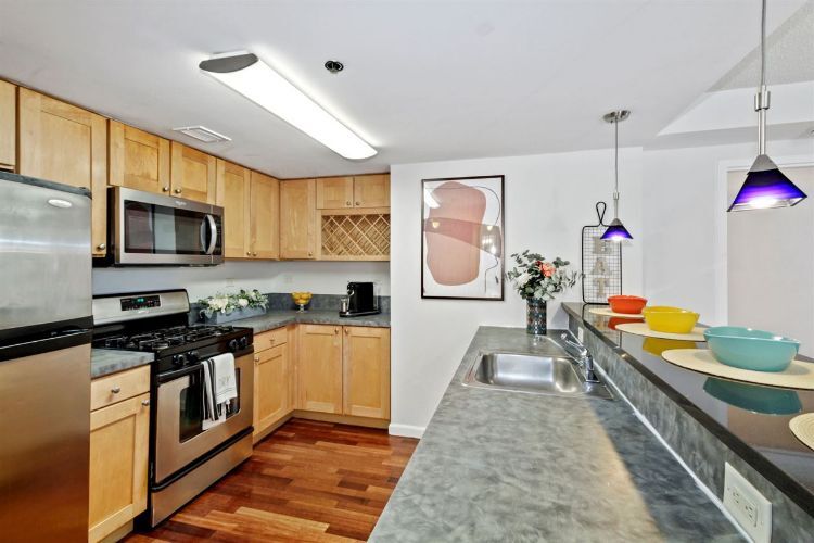 Primary Photo - 700 1st St