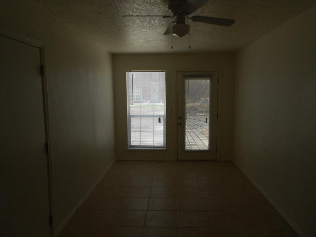 Building Photo - 4 Bedroom, 2.5 Bathroom! Lovely Home in Lo...