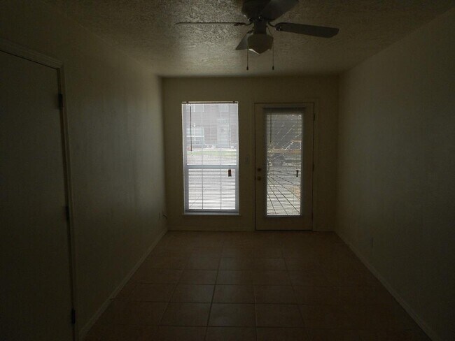 Foto del edificio - 4 Bedroom, 2.5 Bathroom! Lovely Home in Lo...