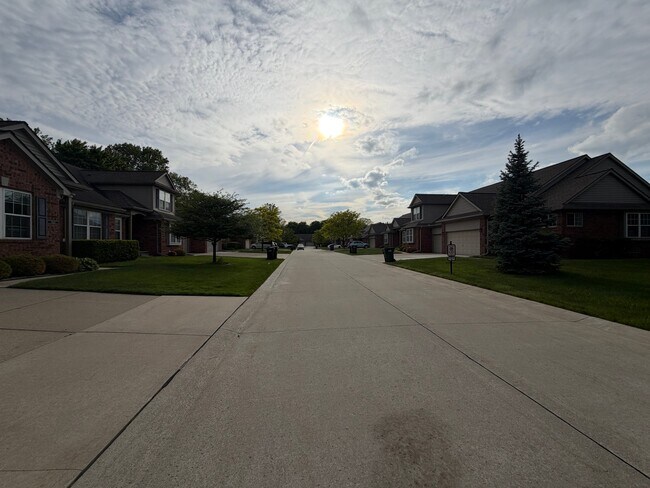 Foto del edificio - 21661 Hillside Dr