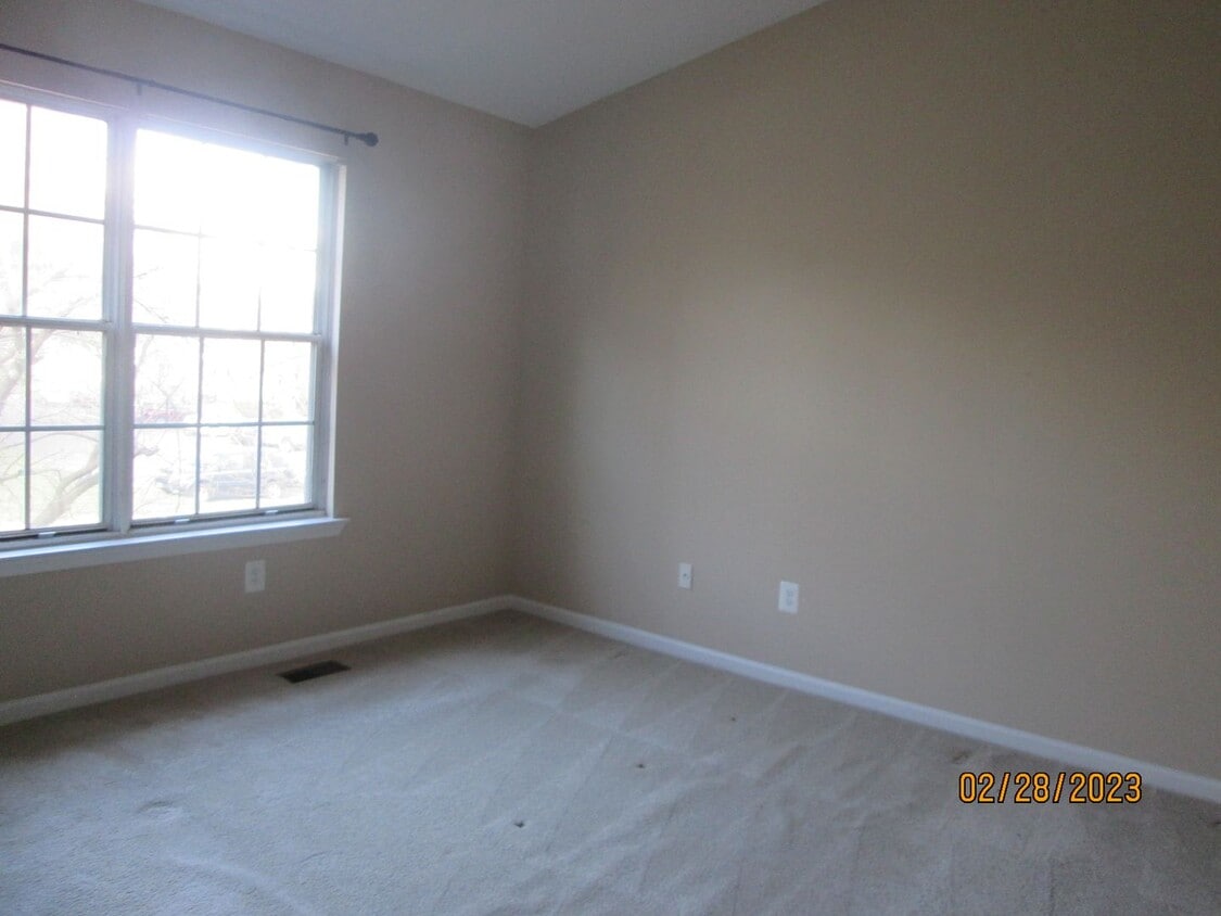 Building Photo - Perfect location, Spacious House