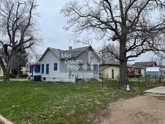 Building Photo - 723 W 5th Ave