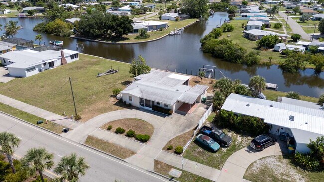 Foto del edificio - RENT THIS CANAL FRONT HOME WITH ZERO DEPOSIT DOWN
