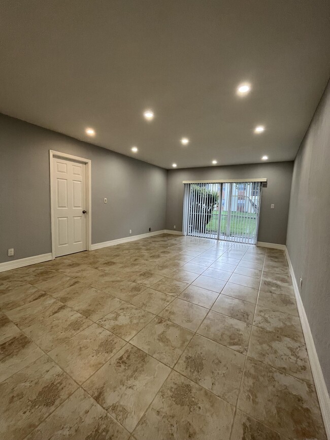 Building Photo - 5535 N Lakewood Cir