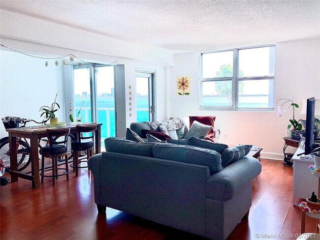 Foto del edificio - 7501 E Treasure Dr