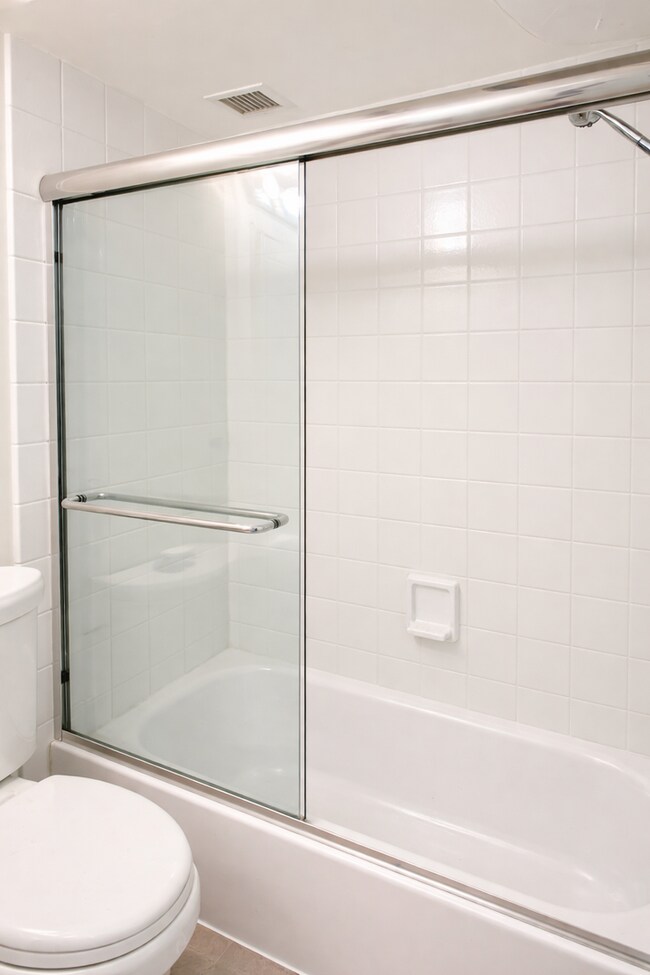 Foto del edificio - 2026 Move-In Special – $500 LEASE SIGNING BONUS!! Spacious Top-Floor 2-Bedroom Condo with Balcony...