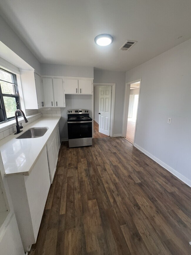 Foto del edificio - 320 Lawrence Rd