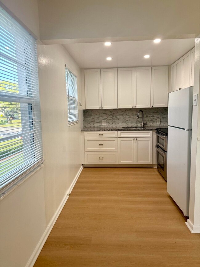 Building Photo - 402 Brighton J