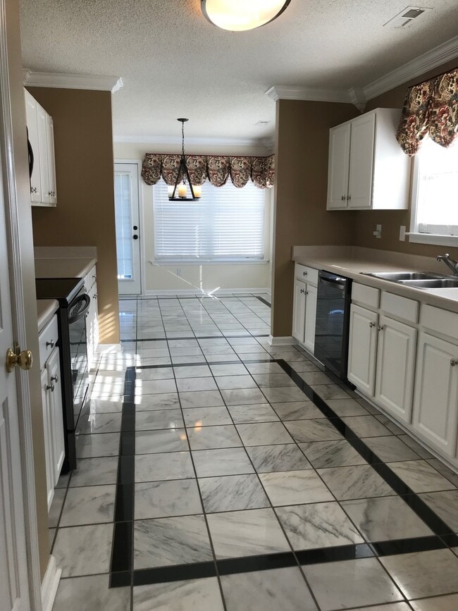 Building Photo - Beautiful 3 bedroom, 2.5 bath home