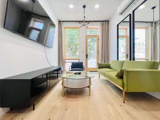 Foto del edificio - Furnished room/NOT APARTMENT